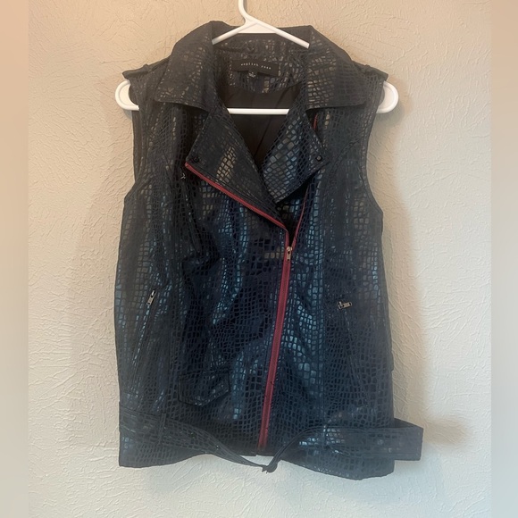 New English rose black vest with red zipper snake skin pattern ￼ - Picture 5 of 8